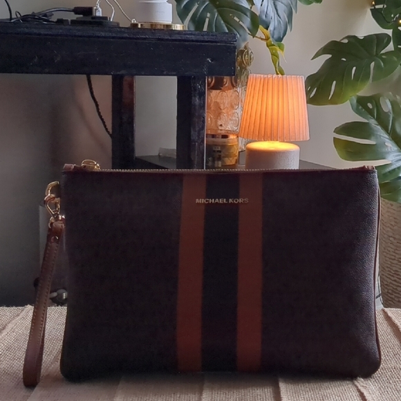 🤎🤎Michael Kors Monogram Clutch in Brown and Black